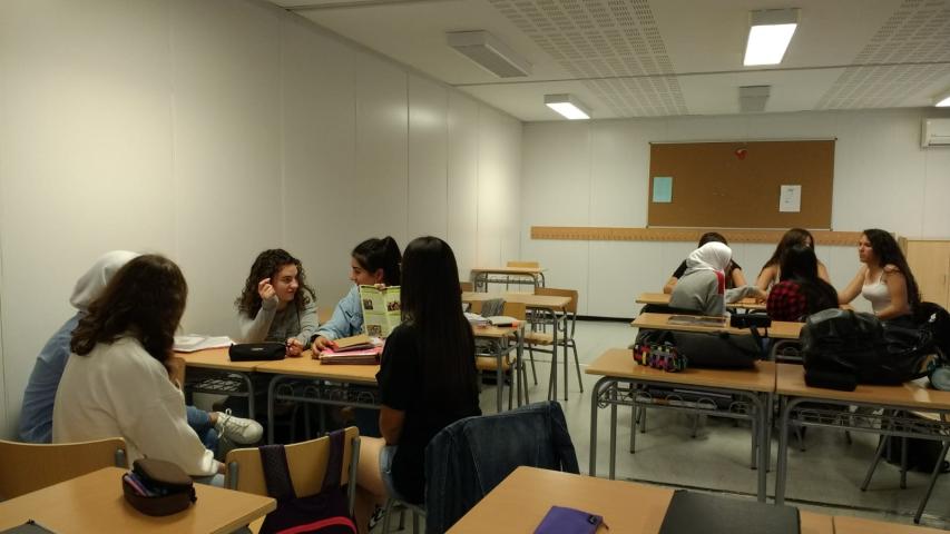 Alumnos trabajando sobre los proyectos de Manos Unidas