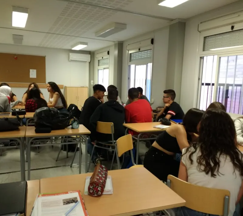 Alumnos trabajando sobre los proyectos de Manos Unidas