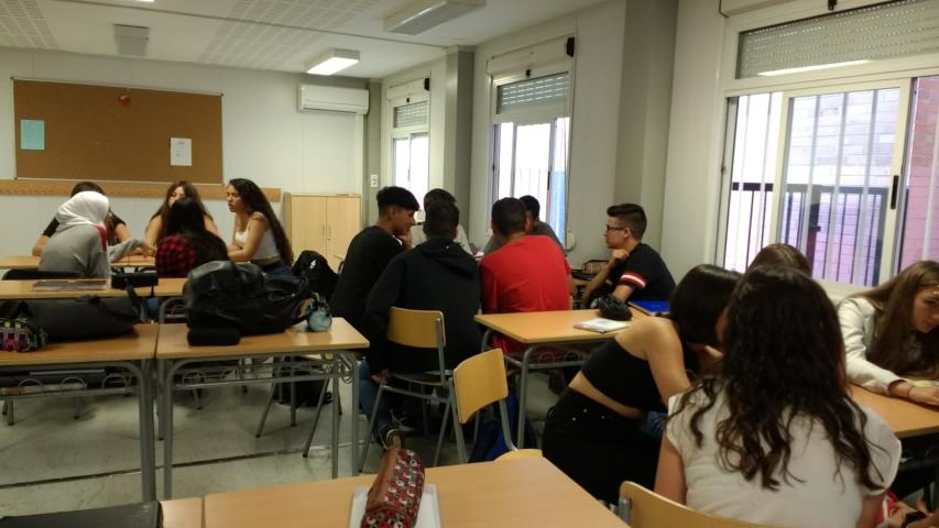 Alumnos trabajando sobre los proyectos de Manos Unidas
