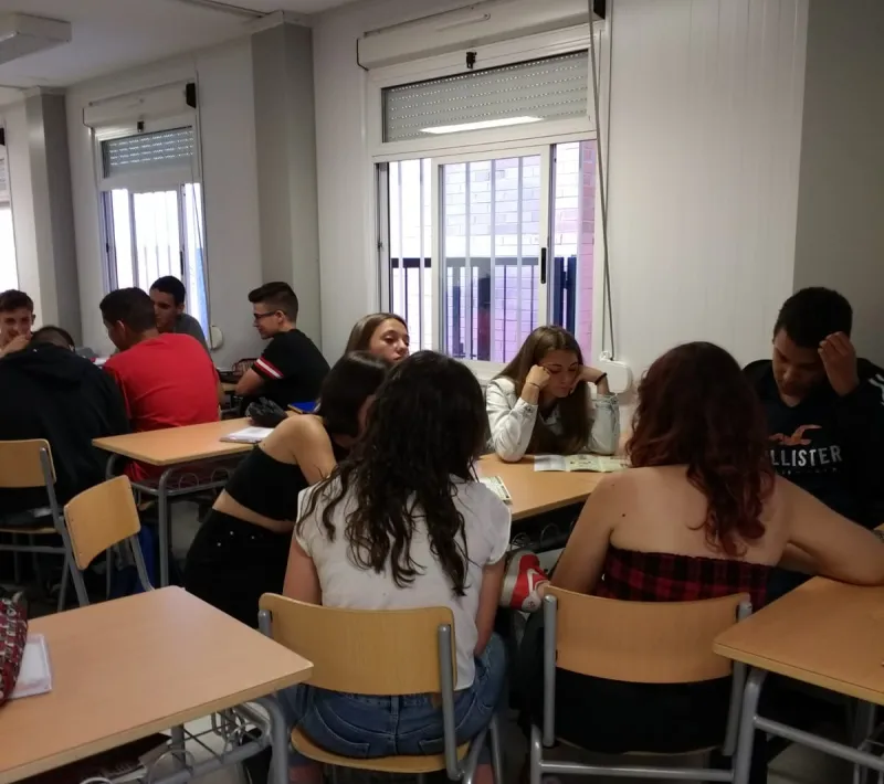 Alumnos visualizando el vídeo del viaje a India