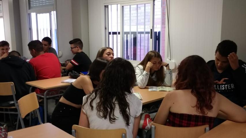 Alumnos visualizando el vídeo del viaje a India