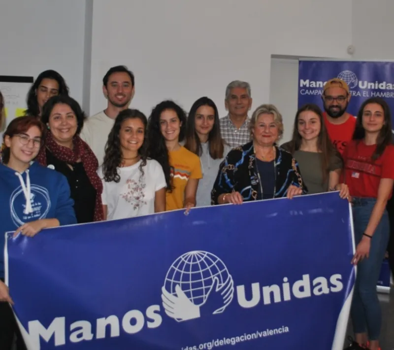 Ana Ruiz Ruiz, presidenta de Manos Unidas Valencia quiso pasarse a charlar con los jóvenes asistentes.