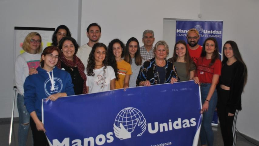 Ana Ruiz Ruiz, presidenta de Manos Unidas Valencia quiso pasarse a charlar con los jóvenes asistentes.