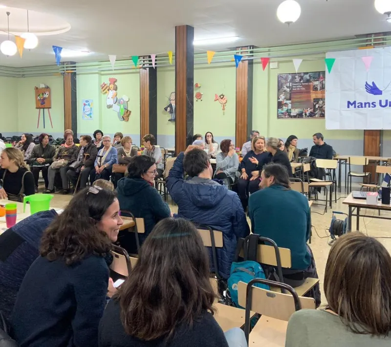 Jóvenes y mayores se han unido en esta cena solidaria organizada por Manos Unidas Alacuás.