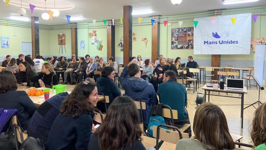 Jóvenes y mayores se han unido en esta cena solidaria organizada por Manos Unidas Alacuás.