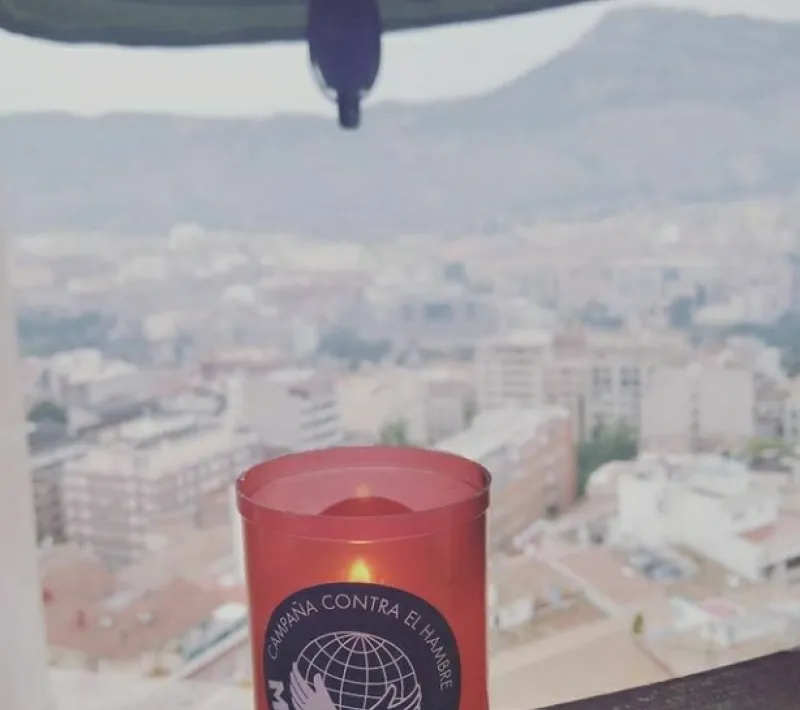 Desde la comarcal de Alcoy, con la vista de fondo de la localidad, recibimos este compromiso en forma de luz.