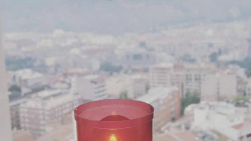 Desde la comarcal de Alcoy, con la vista de fondo de la localidad, recibimos este compromiso en forma de luz.