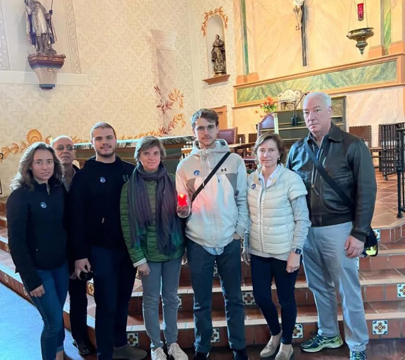 Membres de la famila Beguer-Larrumbe des de la Missió de Sant Lluís de California, EEUU, encenem l'espelma de les 24 hores
