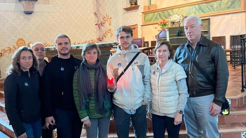 Membres de la famila Beguer-Larrumbe des de la Missió de Sant Lluís de California, EEUU, encenem l'espelma de les 24 hores