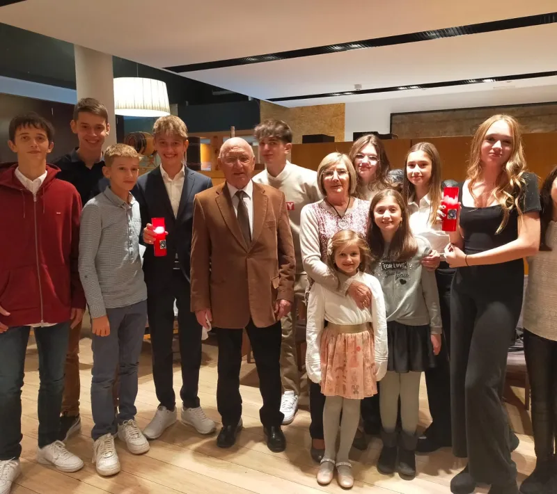 La familia de la companya Maite Celma participen amb la llum de la solidaritat