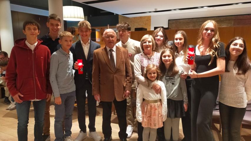 La familia de la companya Maite Celma participen amb la llum de la solidaritat