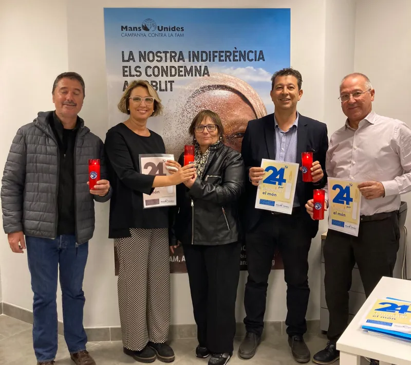 Els Tinents d'alcalde de l'Ajuntament de Tortosa, Sr. Domingo Tomàs, Sra. Mònica Ripoll, Sr. Fernando Saporta i Sr. Joaquim Martorell, invitats per la nostra presidenta, Carmen Manzano, enecenem l'epelma de les 24 hores