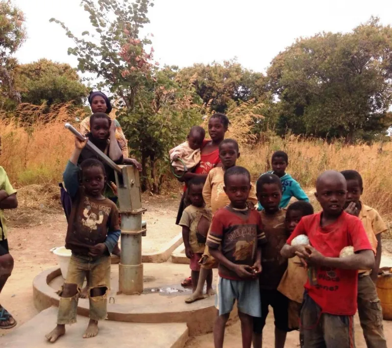 Niños en uno de los pozos construidos en Zambia