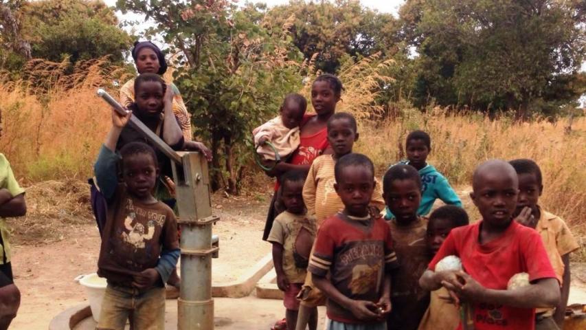Niños en uno de los pozos construidos en Zambia
