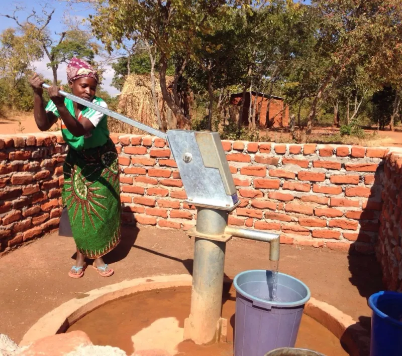 Margaret Mkandawire sacando agua de un pozo en Zambia