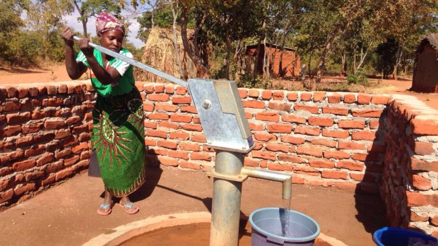 Margaret Mkandawire sacando agua de un pozo en Zambia