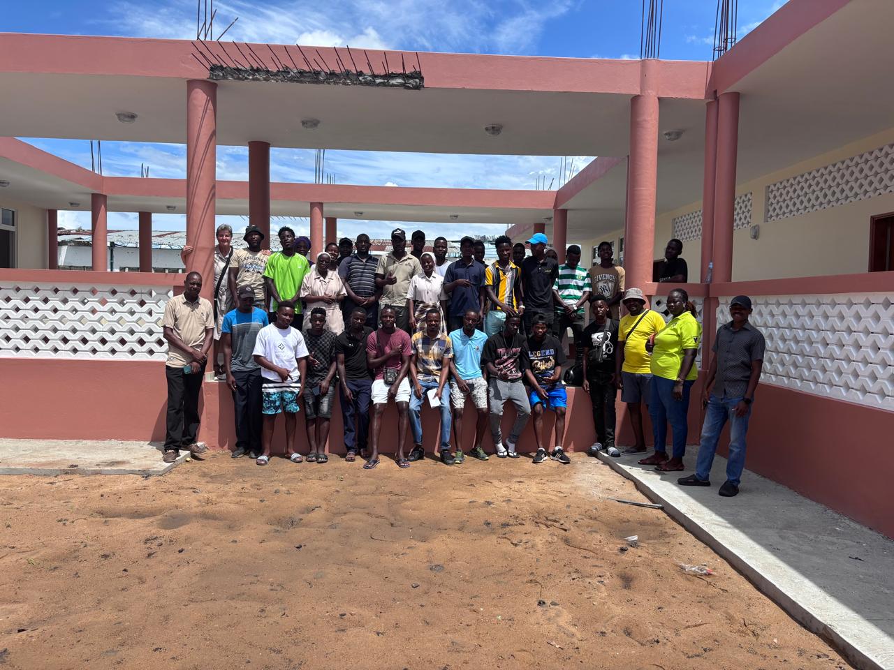 Equipo del Socio Local y Constructora. Mejora del acceso a la educación secundaria inclusiva para adolescentes vulnerables en Chókwé – Mozambique